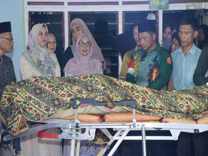 Wakil Bupati Kampar Lepas Jenazah Pendamping Desa Hasbi Abdillah, Meninggal Akibat Sengatan Arus Listrik. 