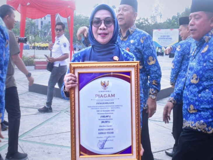 Wakil Bupati Kampar Menerima Piagam Penghargaan Universal Health Coverage (UHC) dalam rangka Hari Kesehatan Nasional Tahun 2025.