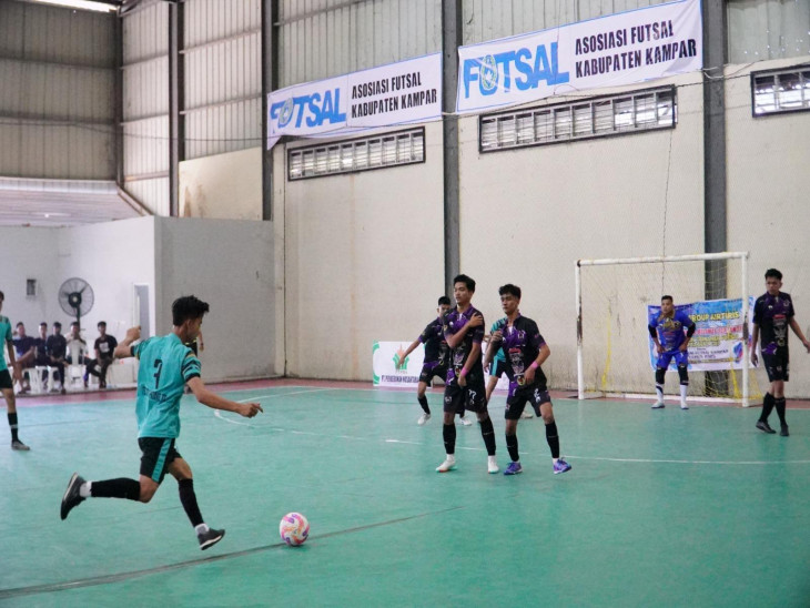 Alihkan Anak-Anak Muda Ke Hal Positif, Pemerintah Kabupaten Kampar Dukung Penuh Turnamen Futsal  Cerita Senja CUP 2025.