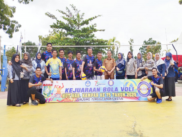 Tren Positif Tim Putra dan Putri Kominfo Kampar dilaga Perdana Kejuaraan Vola Voli Hut Kampar ke-75. 