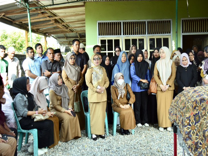 Turut Berduka Cita, Wakil Bupati Kampar dan Ketua TP-PKK Kampar Lepas Almarhumah Desmiati di Desa Lereng. 