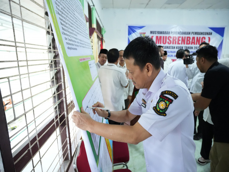 Pj Bupati Kampar Tandatangani Komitmen Bersama Percepatan dan Penurunan Stunting Menuju Zero Kasus Stunting Baru