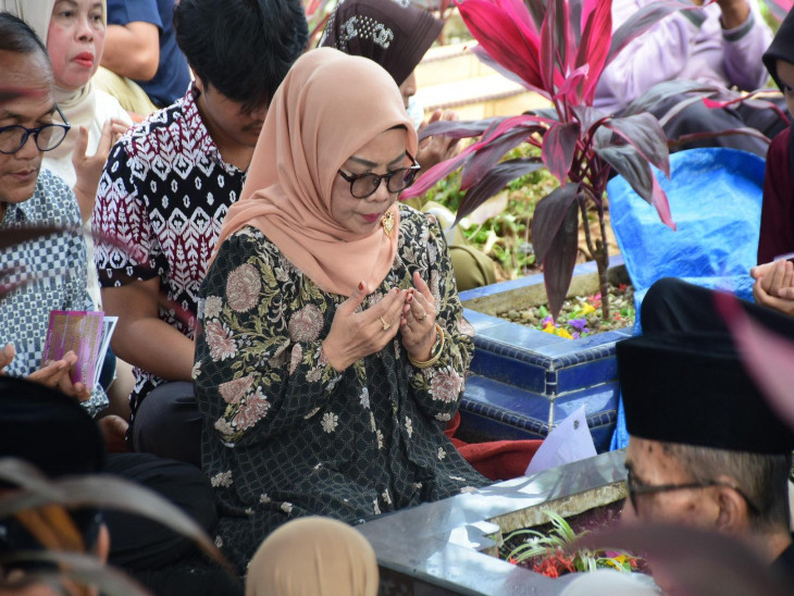 Jelang Ramadhan, Selain Ziarah Ke Maqam Orang Tua di Kampung Pinang, Wakil Bupati Kampar Juga Lakukan Ziarah TPU Kubang Siak Hulu . 