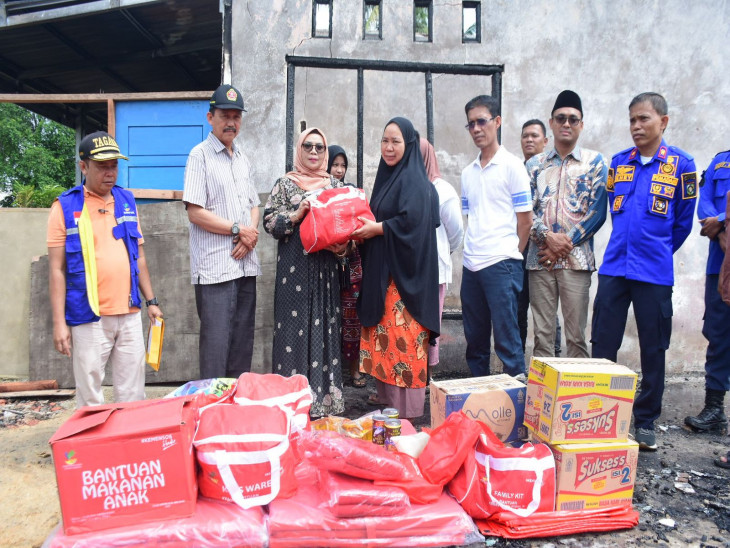 Wakil Bupati Kampar Santuni Korban Kebakaran di Siak Hulu. 