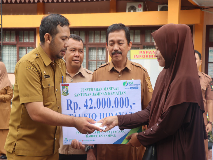 Ahliwaris Alm Taufiq Hidayat Anggota Tagana Kampar Terima Santunan Kematian Rp 40 Juta