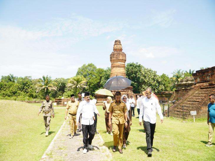 Usai Launching MBG Sibiruang, Bupati Kampar Ajak Rombongan Kantor Staf Presiden Tinjau Candi Muara Takus.