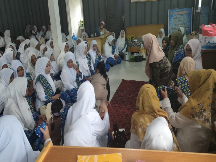 Gelar Pelatihan Pembuatan Kue Tradisional, BKMT Kab. Kampar Lestarikan Makanan Khas Kab. Kampar. 