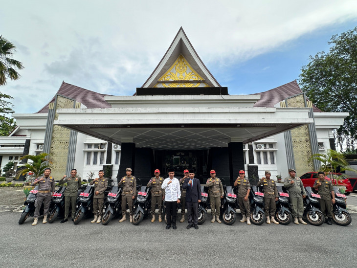 Serahkan Sepeda Motor ke Satpol PP, Bupati Kampar : Pelihara dan Gunakan Untuk Menunjang Tugas Kedinasan. 