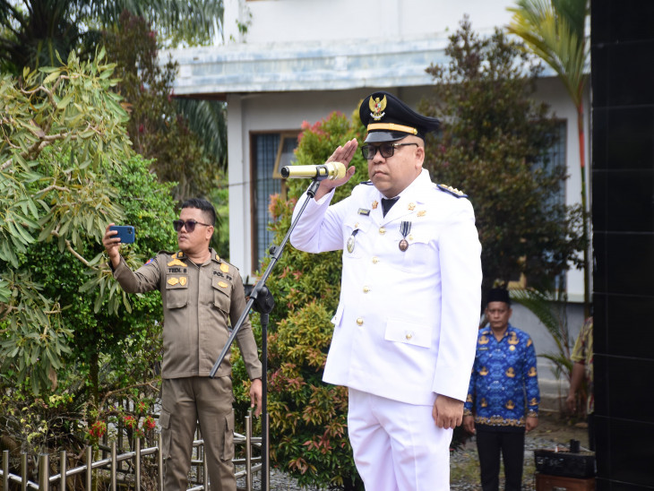 Semangat Otonomi Daerah: Camat Zulfikar Pimpin Upacara Peringatan HUT Otda ke-29 di Kecamatan XIII Koto Kampar. 