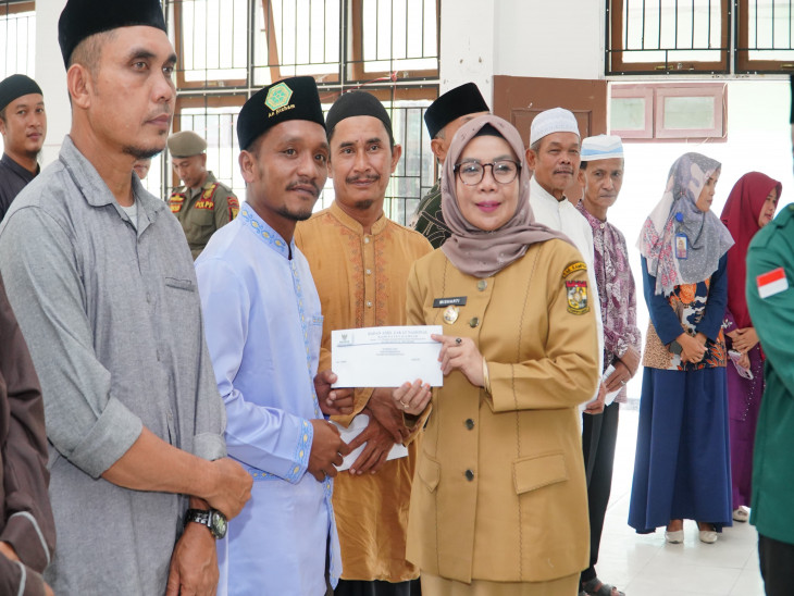 Pemkab Kampar Berikan Bantuan Bagi Imam Masjid,  Hari ini Wabup Kampar Dr. Misharti Serahkan Untuk Kecamatan Perhentian Raja. 