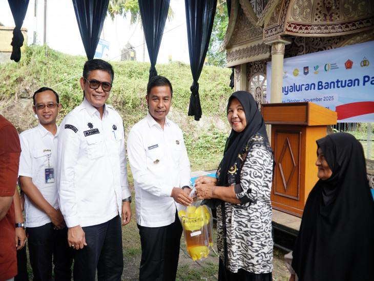 Bupati Kampar  Ahmad Yuzar Salurkan Bantuan Pangan Untuk Masyarakat