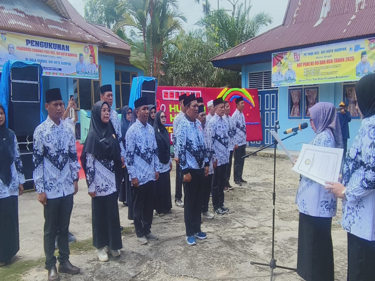 Perdana, Wakil Bupati Kampar Lantik Pengurus PGRI Cabang XIII Koto Kampar Periode 2025–2030
