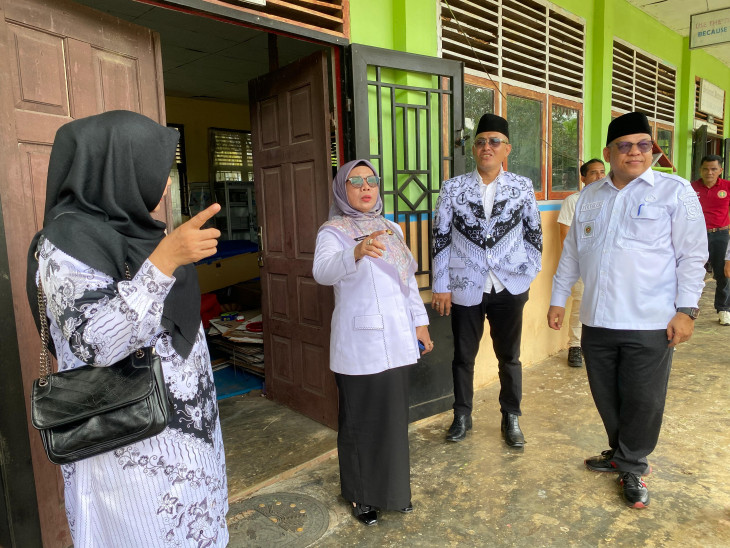 Wakil Bupati Kampar Tinjau Kondisi SD 001 Binamang. 