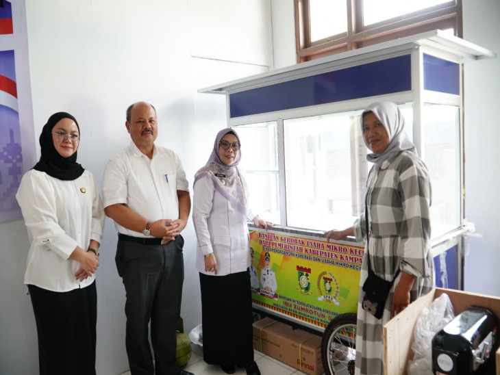 Bangkitkan Ekonomi Masyarakat, Wabup Misharti Serahkan Bantuan Peralatan Usaha untuk 188 Pelaku UMK Binaan. 