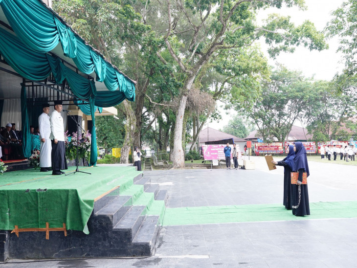 Dipimpin Bupati Kampar, Ribuan Santri Penuh Khidmat Ikuti Upacara Hari Santri Nasional