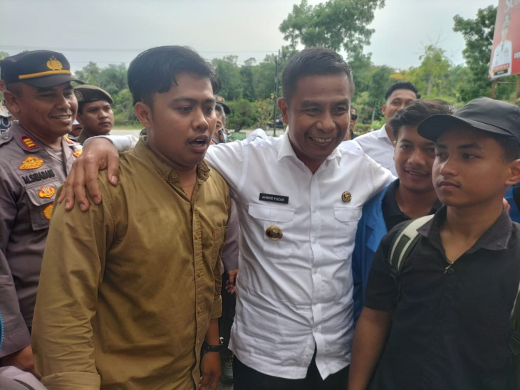 Bupati Kampar Ahmad Yuzar Temui Aksi Damai Oleh Aliansi Mahasiswa Kampar Pekanbaru, Peluk dan Sambut Hangat Aksi Damai