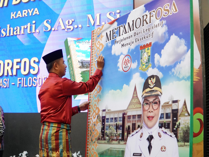 Milad Ke-55, Wakil Bupati Kampar Dr Misharti Luncurkan Buku ke-3 Berjudul 