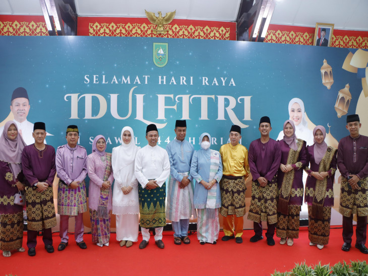 Lebaran Hari Pertama, Bupati Kampar dan Rombongan Lakukan Open House di Rumah Gubernur dan Forkopimda Riau. 