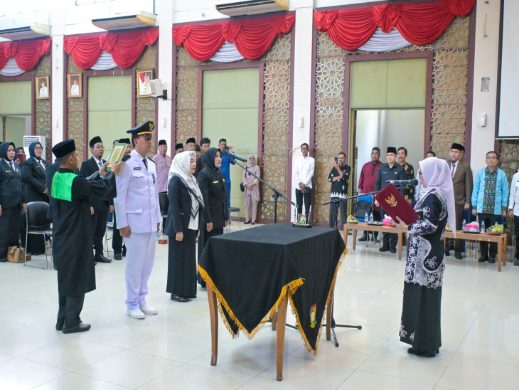 Lantik 17 Pejabat Administrator dan Pengawas serta 16 Kepala Sekolah, Wabup Misharti : Tingkatkan Semangat Kerja Dan Berikan Pelayanan Terbaik Untuk Masyarakat Lantik 17 Pejabat Administrator dan Pengawas serta 16 Kepala Sekolah, Wabup Misharti : Tingkatkan Semangat Kerja Dan Berikan Pelayanan Terbaik Untuk Masyarakat