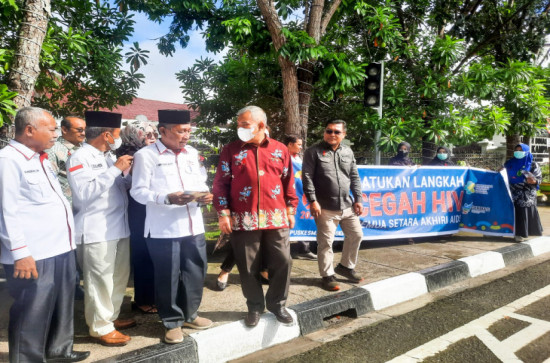 Bagikan Stiker Tanggulangi HIV/AIDS, Pj Bupati Kampar ; Tanggung Jawab Kita Bersama. 