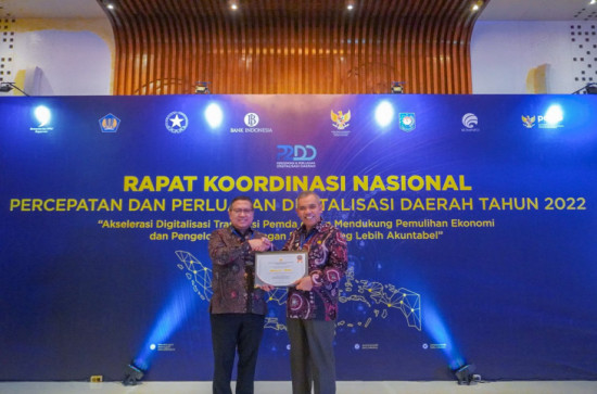 Pj Bupati Kampar Terima Penghargaan TP2DD Tebaik Kedua di Indonesia. L