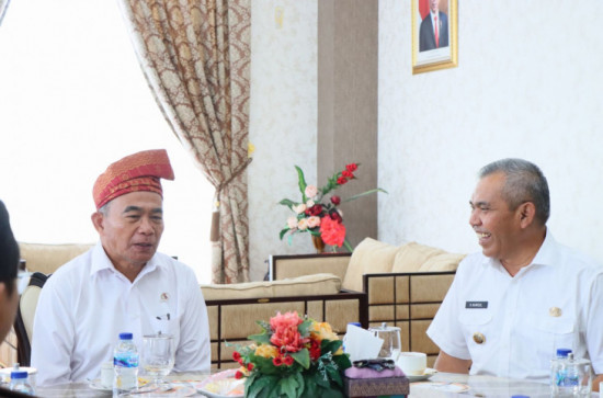 Pj Bupati Kampar sambut langsung kedatangan Menko PMK RI di Bandara Sultan Syarif Kasim II. 