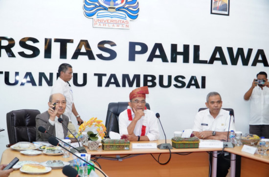 Didampingi Pj. Bupati Kampar, Menko PMK RI Muhadjir Effendy Berikan Kuliah Umum Langsung di Universitas Pahlawan