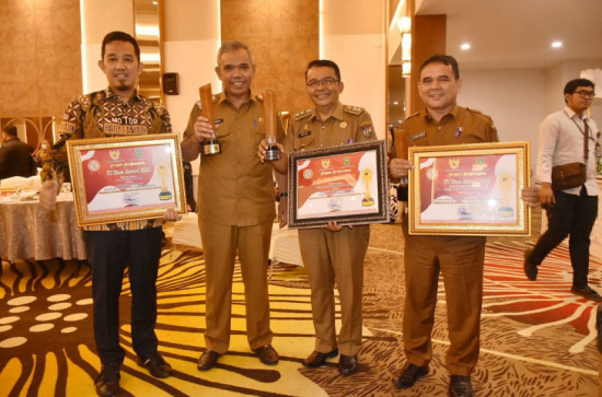 Pj. Bupati Kampar Terima Penghargan Keterbukaan Informasi Publik Kategori Tertinggi Dari KI Riau. 