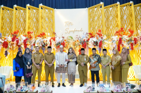 Sekretaris Daerah Jadi Saksi Pernikahan Thariy Wulansari S.Pd dengan Syafril Syaputra S.Pd. 