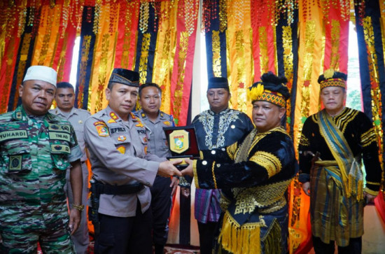 Pegang Adat Istiadat, Sekda Kampar Sambut Siswa SPN Polda di Riau di Balai Adat Kampar. 