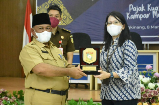 Pekan Panutan, KPP Pratama dan Pemkab Kampar Serahkan Penghargaan Wajib Pajak Tepat Waktu.