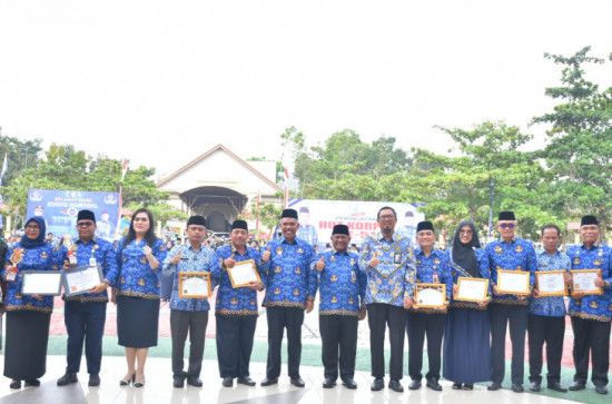 Asisten III Setda Kampar, Kasatpol PP, dan Kadis Perindustrian Perdagangan Terima Penghargaan Penyelenggaraan Dalam Pelaporan Gratifikasi. 