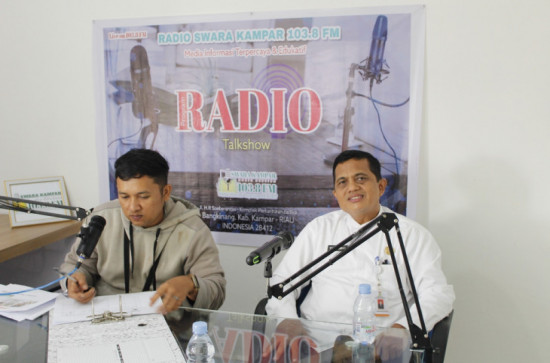 Talkshow di Radio Swara Kampar – FM, Kadis Perpustakaan dan Arsip Kab, Kampar Sebut Wilayah Akan Maju Jika Generasinya Mempunyai Ilmu dan Inovasi