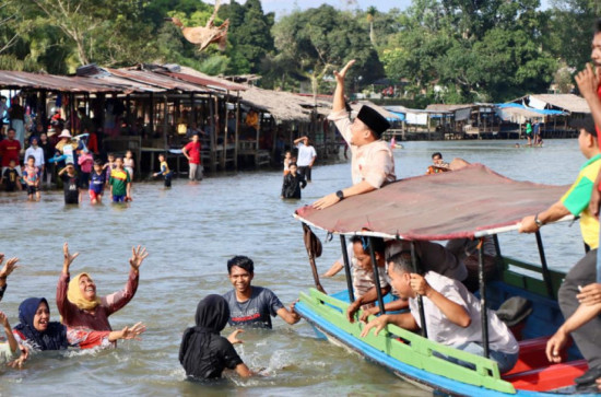 Riuh Meriah Lomba Tangkap Itik Hari Jadi Kabupaten Kampar ke-73 Tahun 2023 ciptakan kelucuan dan cerminkan kegigihan. 