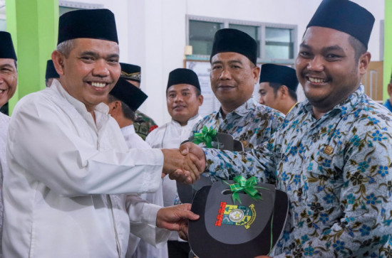 Safari Ramadhan Ke Masjid At - Taufiq Desa Lubuk SAKAI, Pj. Bupati Kampar Serahkan Tiga Ambulance Untuk tiga Desa. 