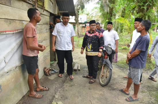 Usai Safari Besama PSF Kampar, Dr Kamsol Sisir Warga Miskin di Gunung Bungsu