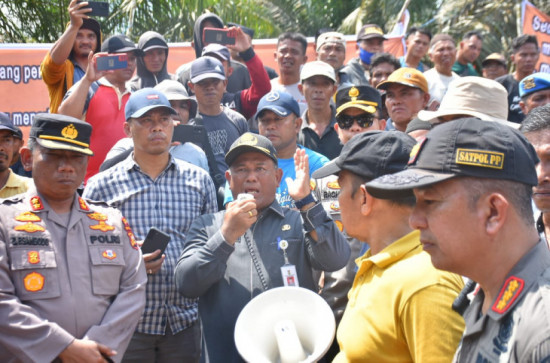 Terkait Unjuk Rasa Warga Kepada PT. SAL, Sekda Kampar Langsung Tinjau Lokasi Temui Masyarakat. 