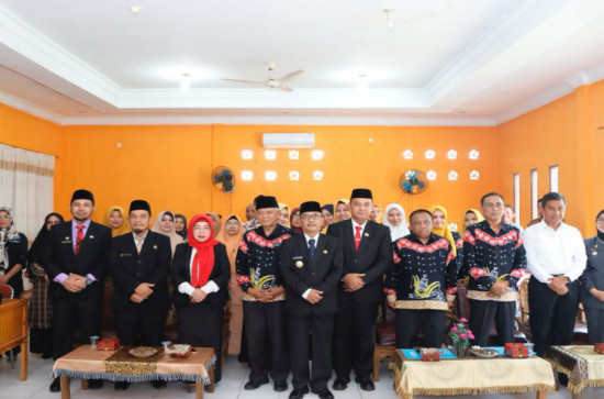 Tingkatkan kinerja pemerintah Kecamatan, Pj Bupati Kampar Dampingi Tim Penilaian Evaluasi Kinerja Kecamatan (EKK) di Kecamatan Bangkinang Kota. 