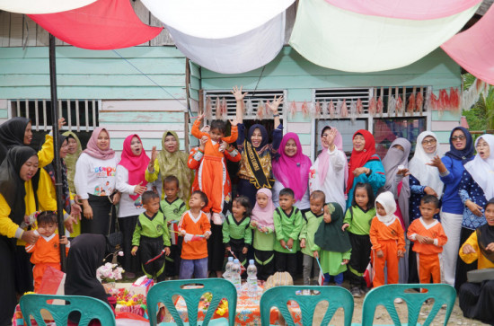 Rogoh Kocek Pribadi, Bunda Paud Kab. Kampar Serahkan Alat Bermain Di Luar Saat Sosialisasikan Gempur Paud Di Desa Pulau Tinggi. 