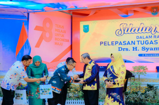 Hadiri Silaturahmi dalam Rangka Pelepasan Tugas Gubernur Riau, Pj Bupati Kampar Serahkan Cenderamata. 