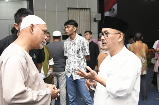 Usai Yasinan Pj Bupati Kampar Mhd. Firdaus  Sempatkan Silaturrahmi Dengan Tokoh Masyarakat Sekitar Rumah Dinas. 