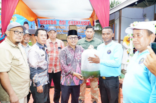 Pj. Bupati Kampar serahkan Bantuan Benih Ikan Patin Dan Pakan Serta Bantuan Sampan Mesin Untuk Kelompok Nelayan.