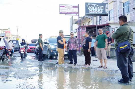 Pj Bupati Kampar Tinjau Progres Pengerjaan Perbaikan Jalan Suka Karya Desa Tarai Bangun.
