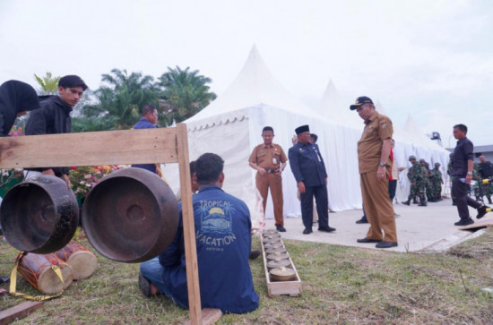 Berkunjung ke Kampar, Presiden RI Disambut Oleh Ninik Mamak, Kesenian Calempong dan Silat Kampar. 