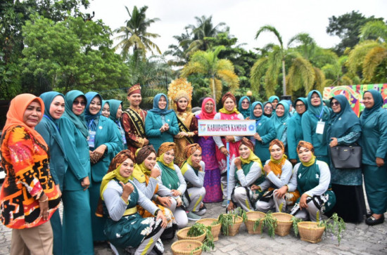 Ikuti Puncak HKG ke-51 dan Jambore Kader PKK  Tk. Provinsi Riau, Pj. Ketua TP PKK Kab. Kampar : PKK Mampu Wujudkan Percepatan Kesejahteraan Keluarga. 