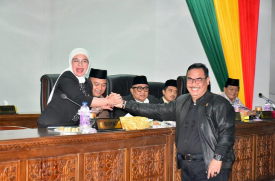 Hadiri Rapat Paripurna, Pj Sekda Kampar Sampaikan Jawaban Atas Pandangan Umum Fraksi Terhadap Laporan Pertanggung Jawaban Pelaksanaan APBD 2022.