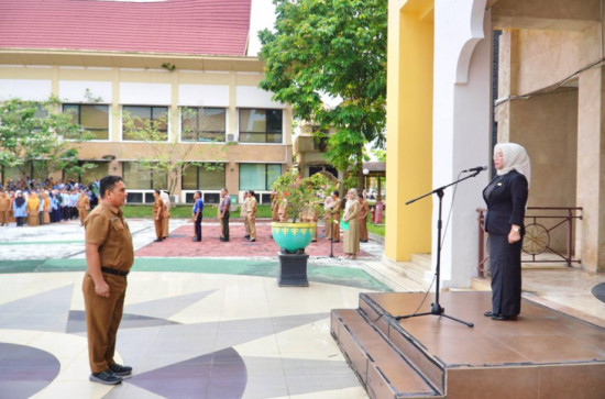 Perdana Pembina Apel, Pj. Sekda Kampar Tekankan Disiplin dan Sukseskan Program Prioritas Pemerintah, Bersinergi Dalam Menjalankan 47 Indikator Dalam menjalankan SPBE