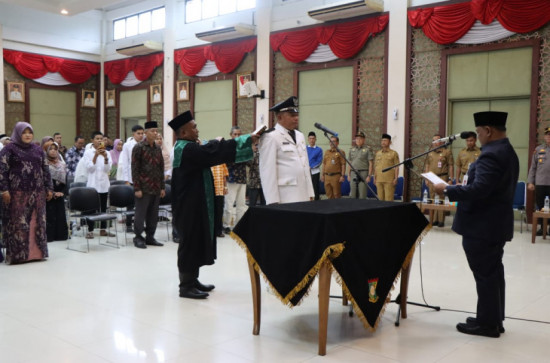 Yusjar Resmi Dilantik Sebagai Kepala Desa Tanjung Rambutan Kecamatan Kampar. Yusri : Layani Seluruh Masyrakat, Jaga Stabilitas Desa dan Gali Potensi Desa. 