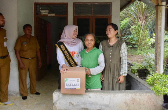 Peduli Masyarakat Masyarakat Kurang Mampu, drg. Yusi Firdaus, MM Bagikan Bingkisan Sembako Sebagai Bentuk Empati