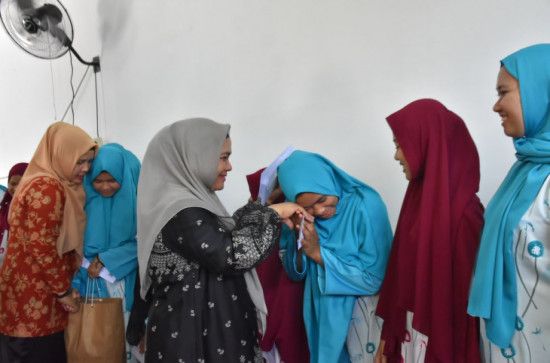 Bersama DWP Kampar, Ketua TP PKK Kabupaten Kampar Deswita Kamsol Serahkan Santunan Lebaran Untuk Anak Panti Asuhan Kasih Ibu.